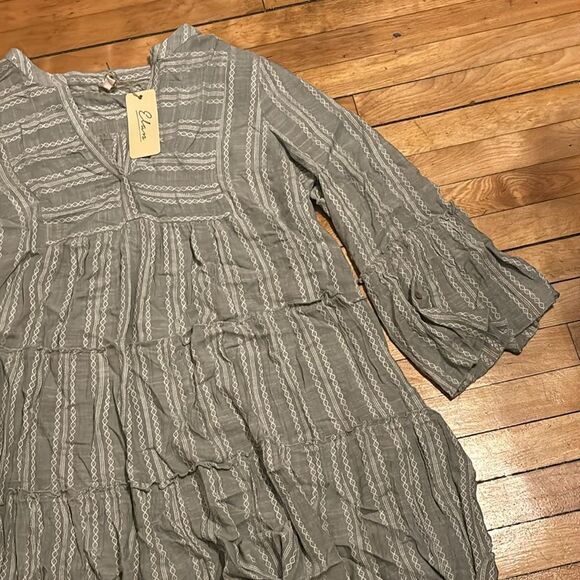 NWT Elan Women’s Gray Tiered Tunic Blouse Three quarter sleeve 1X - Picture 2 of 4